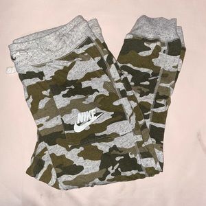 Nike camo cropped sweatpants